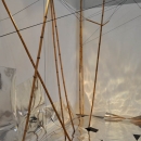 Renate Koch, Rapunzelmaschine
2004/6, ca. 2,60 x 1,30 x 0,90 m. Stahl, Draht, Plastik, Motor, Elektronik, Gummimatte, Sands�cke, Plastikrosenbl�tter. 
Der Zopf kann mit einem �Schaltkn�ppel� beliebig auf- und wieder abgerollt werden, und er kann auch �berschlagen. Dabei werden manchmal einzelne Rosenbl�tter mithochgezogen, die dann beim ��berschlag� in den Raum geschleudert werden., 